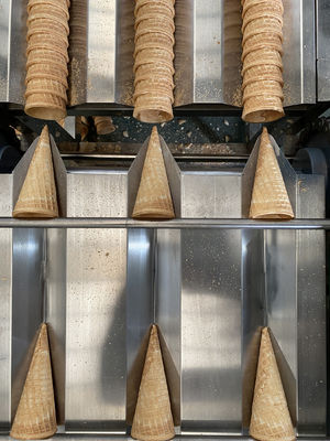 Harga yang bagus Mesin Pembuat Es Krim Kerucut ISO 3.37kw Dengan Kontrol PLC on line